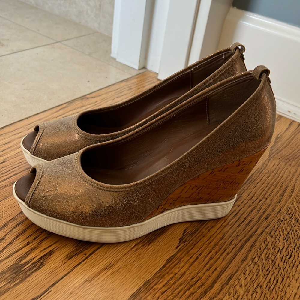 Donald Pliner Carli Metallic Shimmer Wedge Heels Pumps